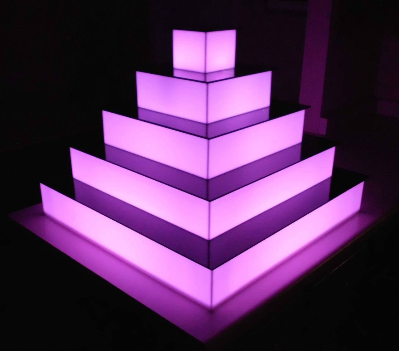 Freistehende beleuchtete Flaschenpyramide LED